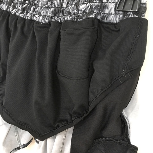 lululemon athletica Hotty Hot Short II 4" Night Garden Floral Ice Grey Black - Picture 10 of 16